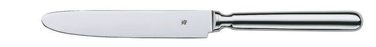 Silbernes Buttermesser auf Weiß.