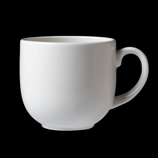Weiße Tasse auf schwarzem Hintergrund.
