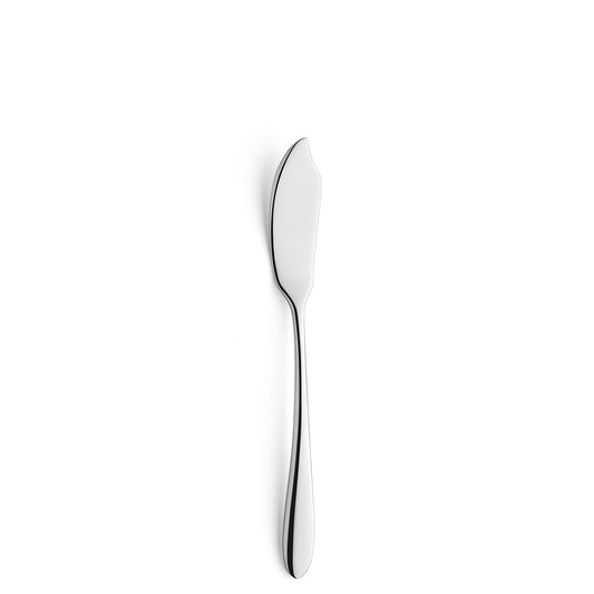 Silbernes Buttermesser auf weißem Hintergrund.