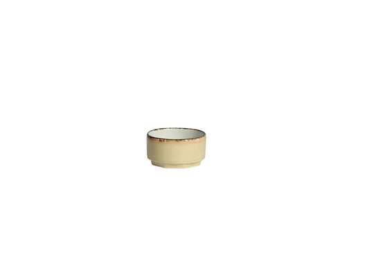 Kleine, beige Schüssel auf Weiß.