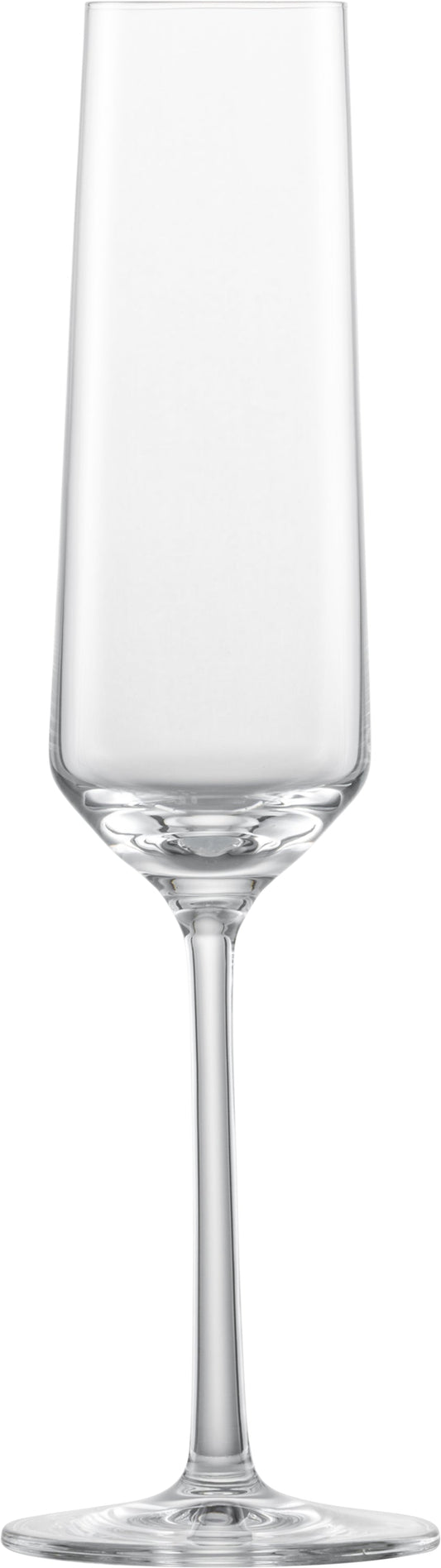 Leeres Sektglas auf weißem Hintergrund.