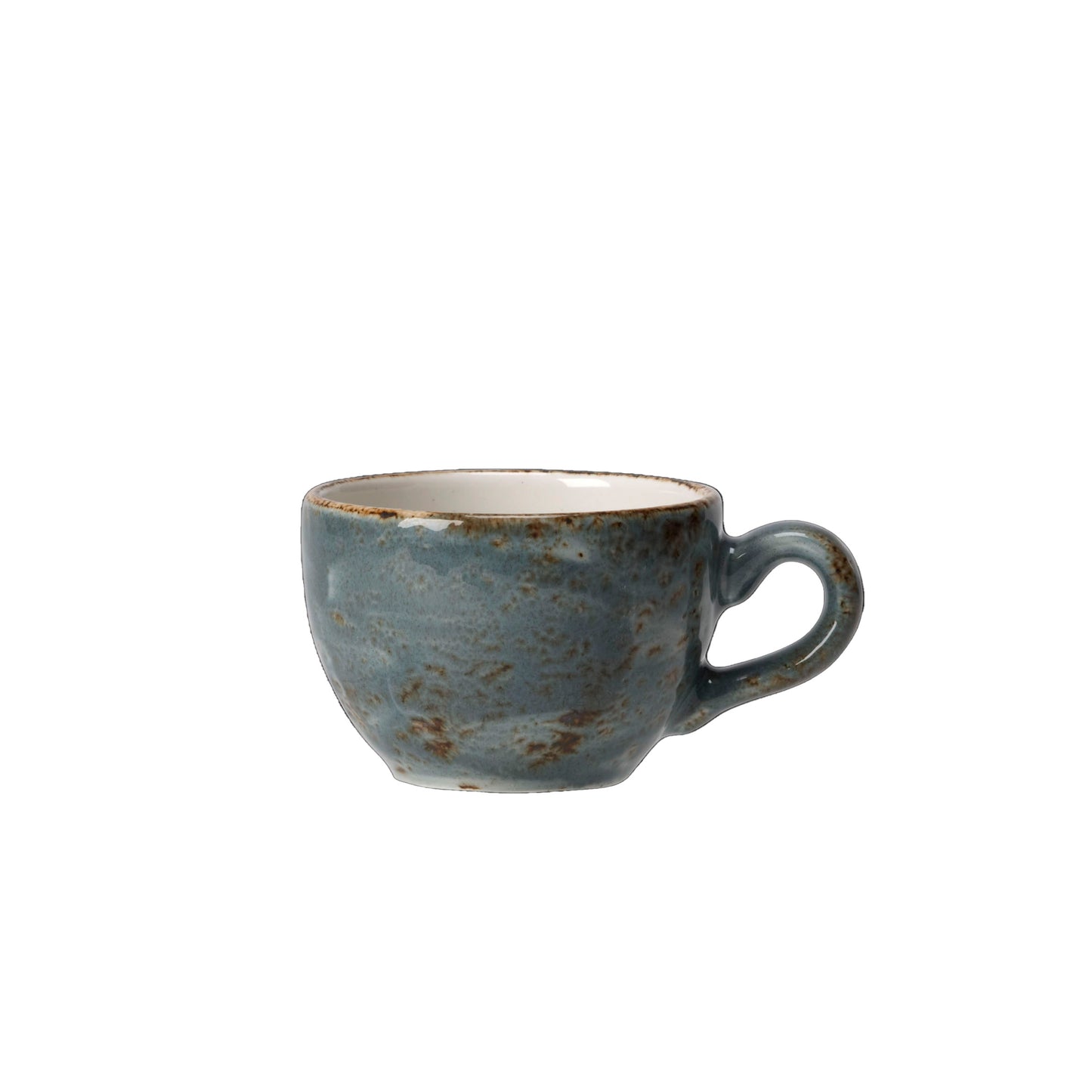 Blaue Keramiktasse auf weißem Hintergrund.