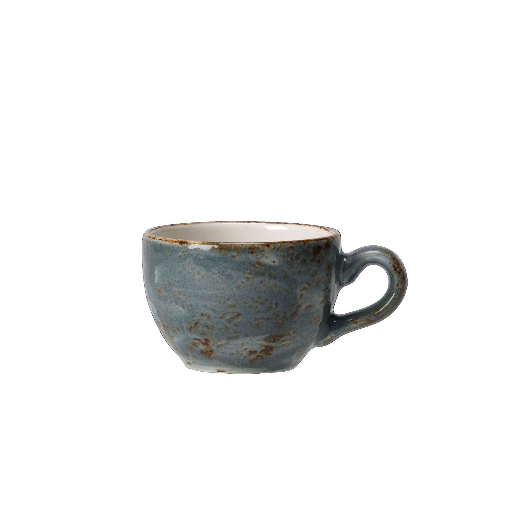 Blaue Keramiktasse auf weißem Hintergrund.