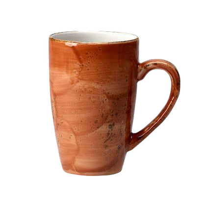 Braune Keramiktasse mit Henkel.