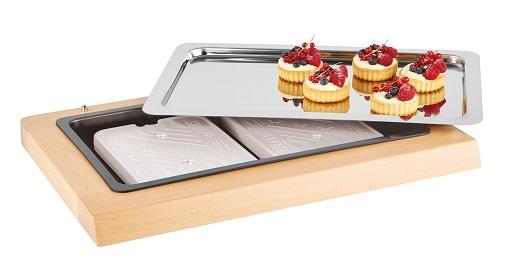 Kühlplatte mit Desserts und Beeren.