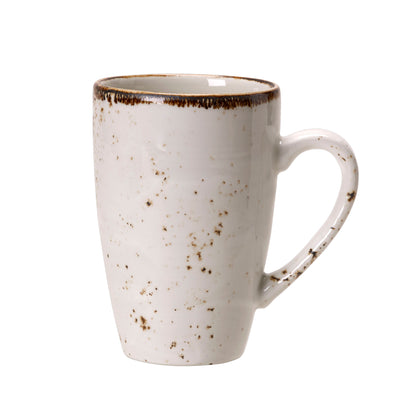 Weiße Tasse mit Sprenkeln.