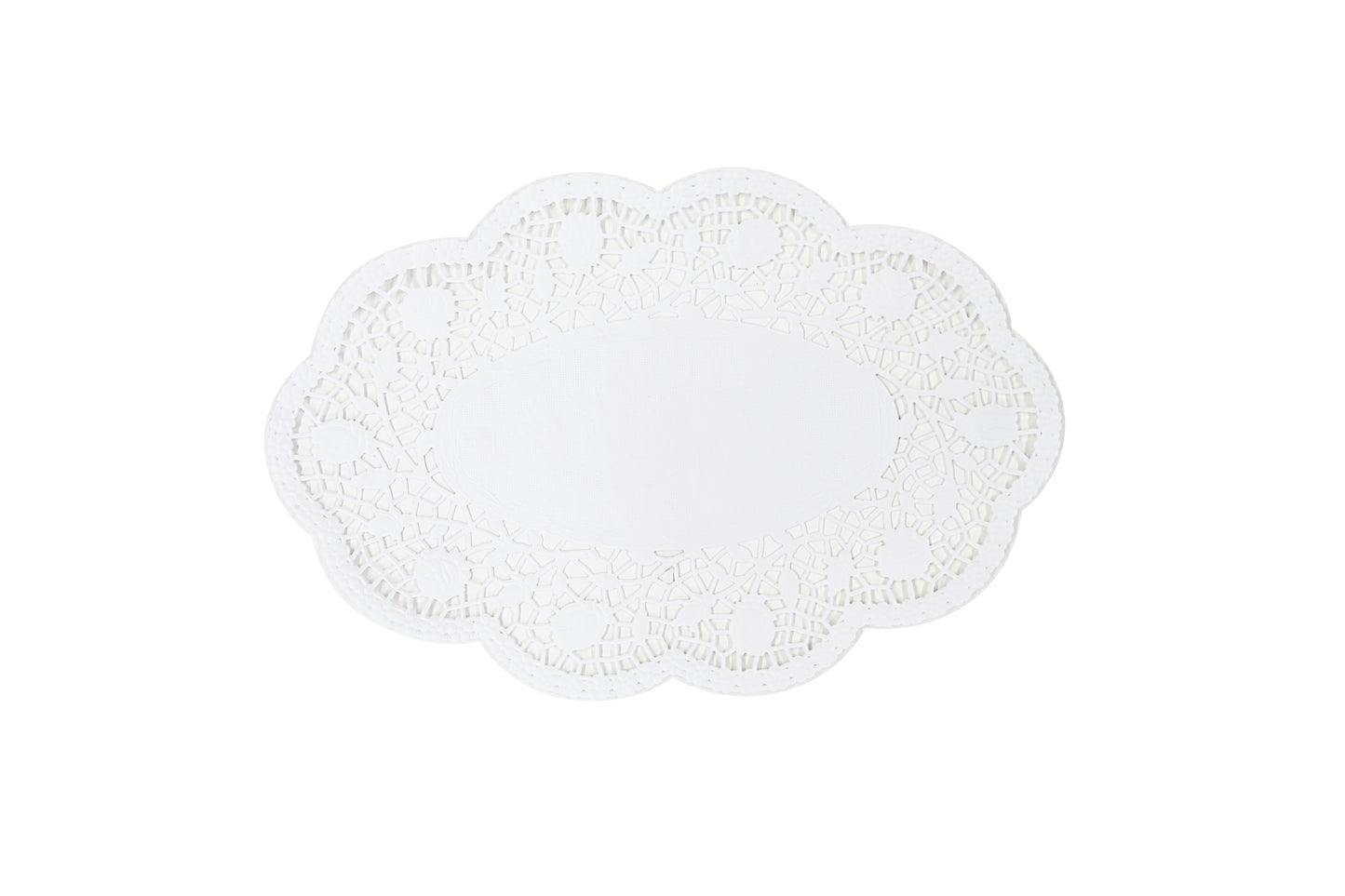 Weißes Tortenspitze auf Tisch.