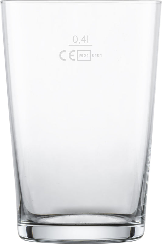 Leeres Glas mit Füllmarkierung.