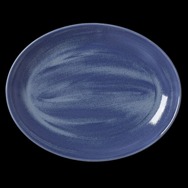 Blauer, ovaler Teller auf Schwarz.
