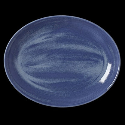 Blauer, ovaler Teller auf Schwarz.