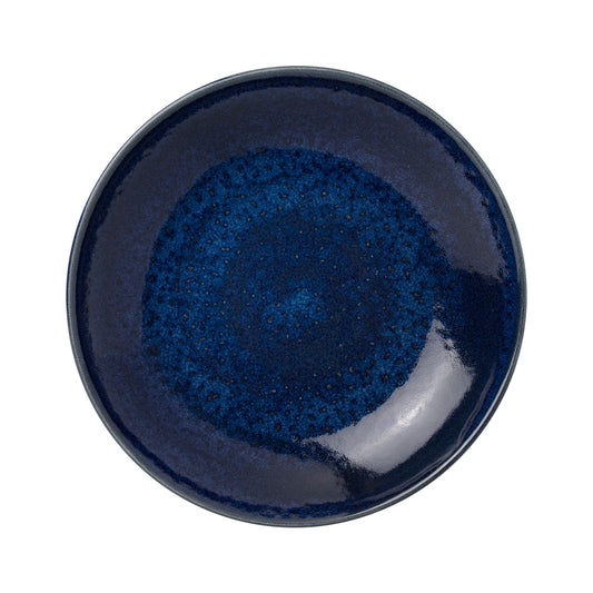 Blauer, runder, keramischer Teller.