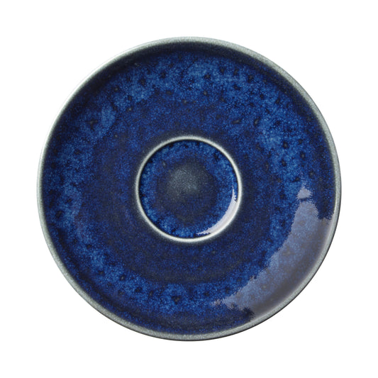 Blauer Teller mit dunklem Rand.