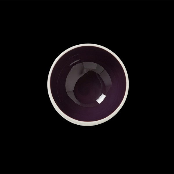 Lila Schüssel auf schwarzem Hintergrund.