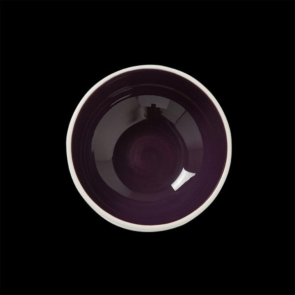 Lila Schüssel auf schwarzem Hintergrund.