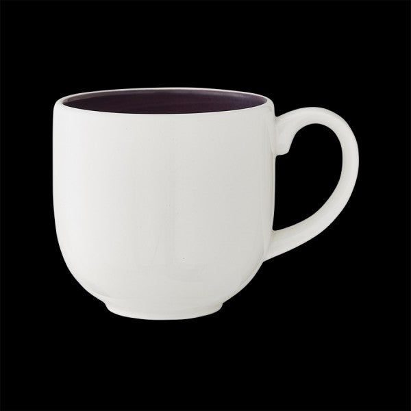 Weiße Tasse vor schwarzem Hintergrund.