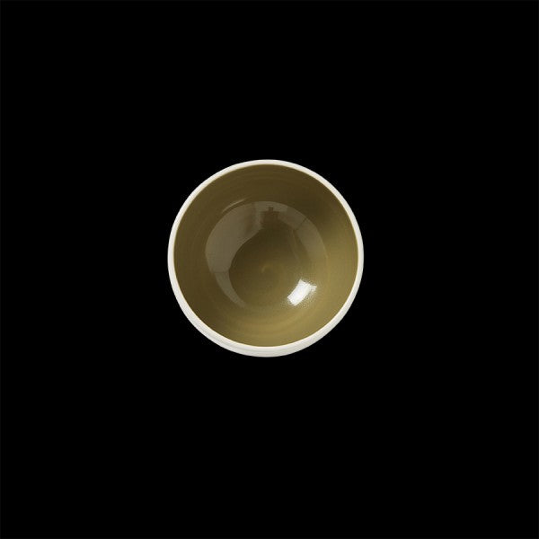 Leere, braune Schüssel auf Schwarz.