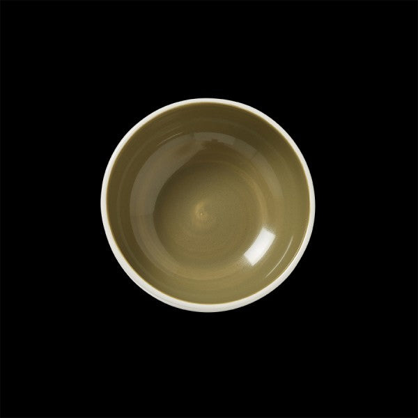 Leere, olivgrüne Schüssel auf Schwarz.