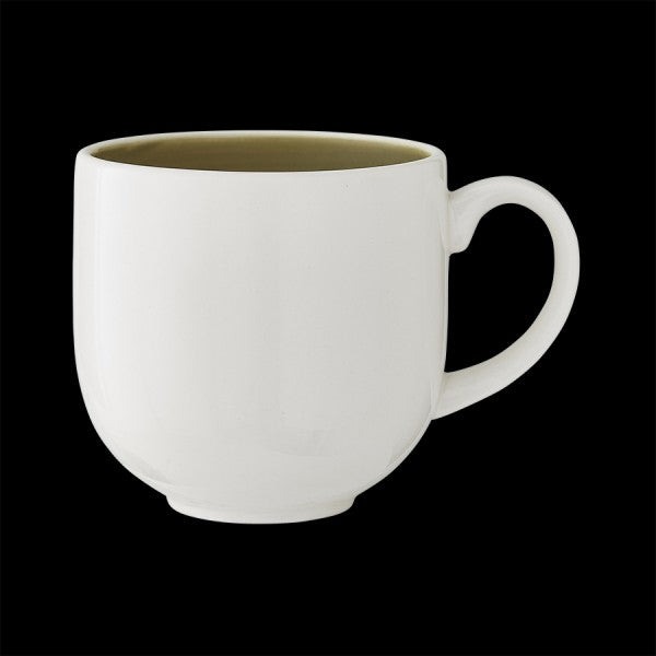 Weiße Tasse auf schwarzem Hintergrund.