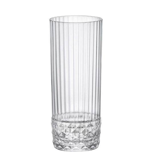 Hohes Glas mit vertikalen Rippen
