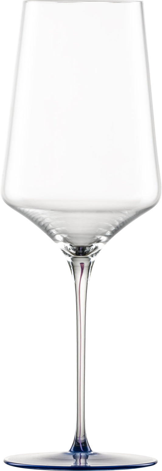 Weinglas mit blauem Stiel.