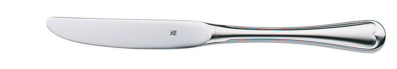 Silbernes Buttermesser auf weißem Hintergrund.