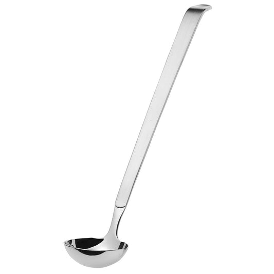 Silberne Suppenkelle mit langem Griff.
