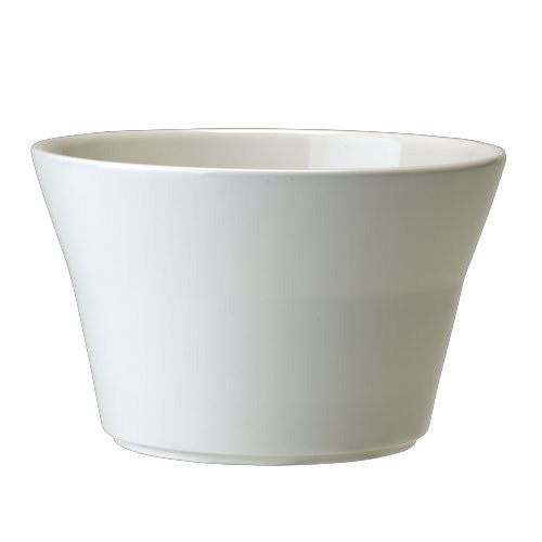 Weiße Porzellanschale auf weißem Hintergrund.