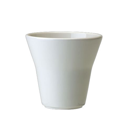 Weißer Porzellanbecher auf weißem Hintergrund.