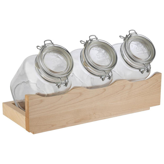 Drei Gläser in Holzhalterung.
