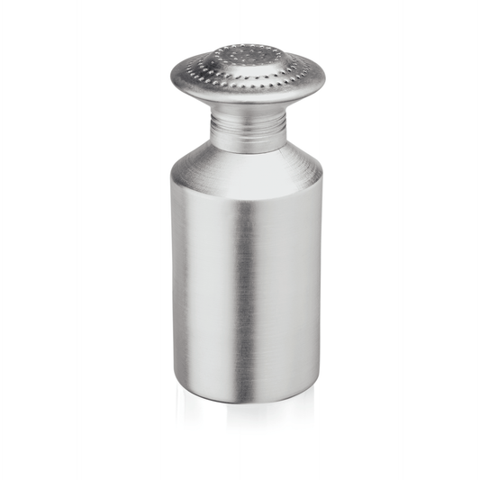 Silberner Gewürzstreuer aus Metall.
