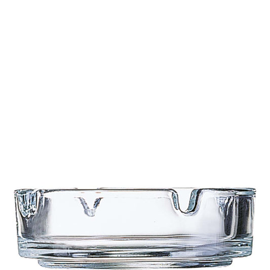 Glasaschenbecher vor weißem Hintergrund