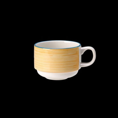 Tasse mit gelbem Streifenmuster.