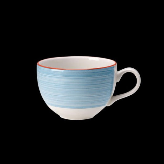 Blaue Tasse auf schwarzem Hintergrund.