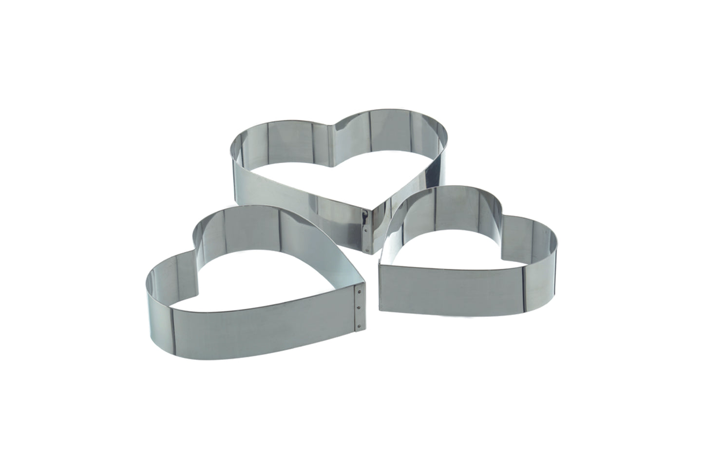 Herzförmige Ausstechformen aus Metall.