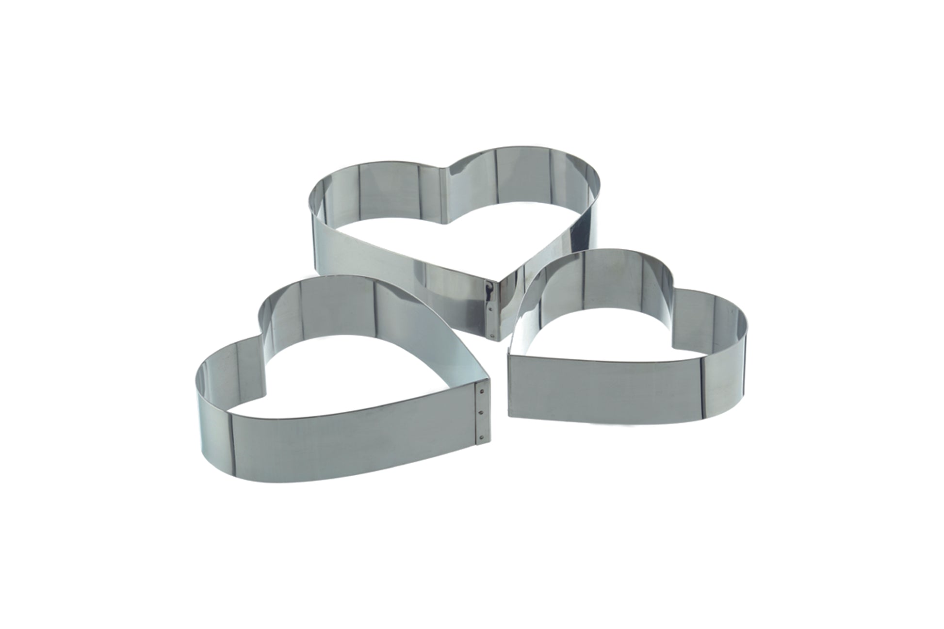 Herzförmige Ausstechformen aus Metall.