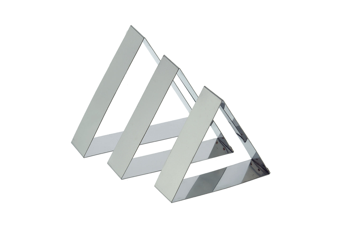 Drei transparente, dreieckige Ständer.