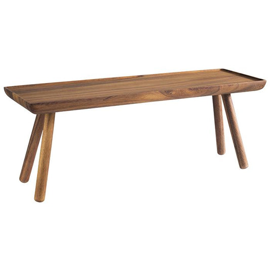 Holztisch mit schrägen Beinen.