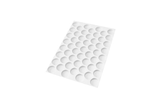 Weißes Tablett mit Vertiefungen.