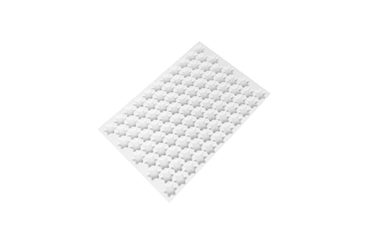 Weißes Plattenmaterial mit Struktur.