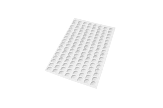 Weißes Tablett mit Vertiefungen.