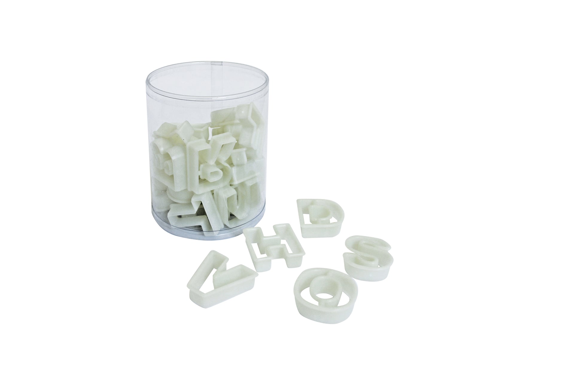 Buchstaben aus Kunststoff in Behälter.