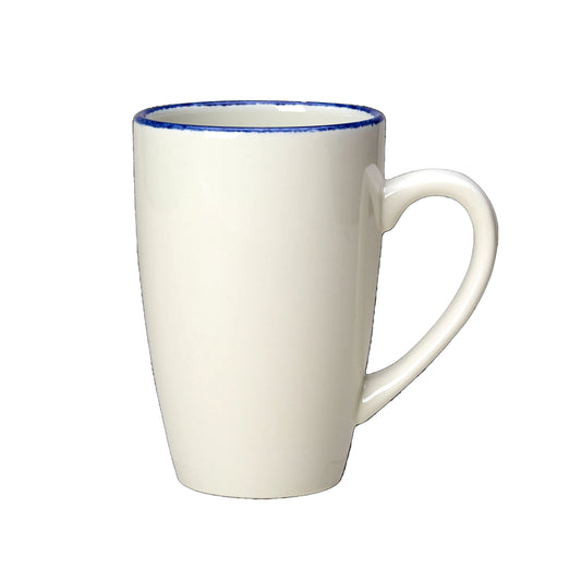 Weiße Tasse mit blauem Rand.