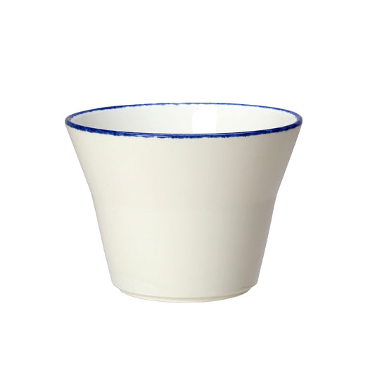 Weißer Becher mit blauem Rand.