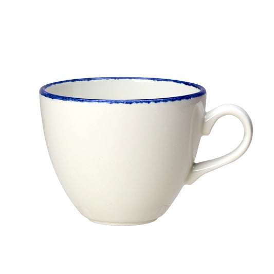 Weiße Tasse mit blauem Rand.