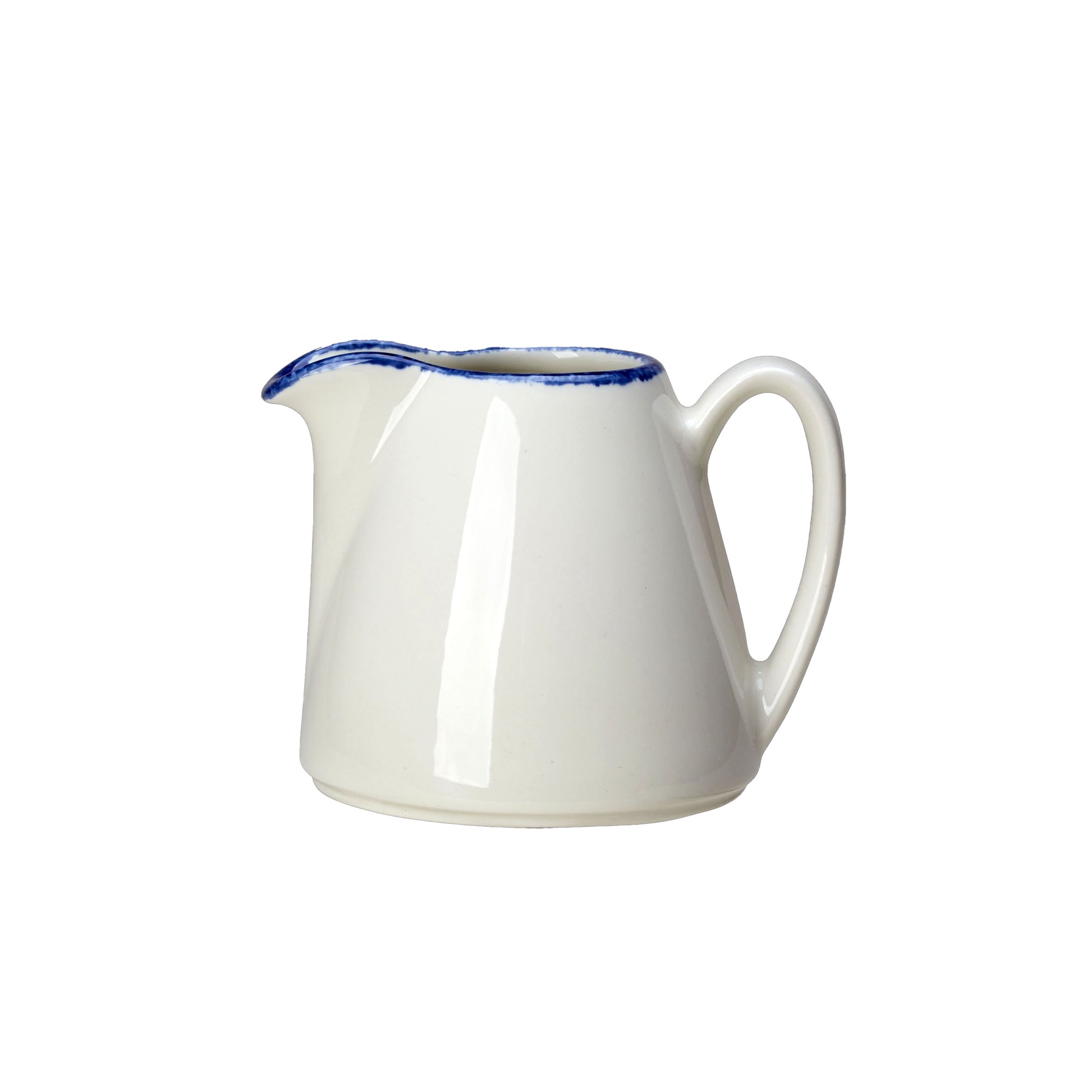 Weißer Krug mit blauem Rand.