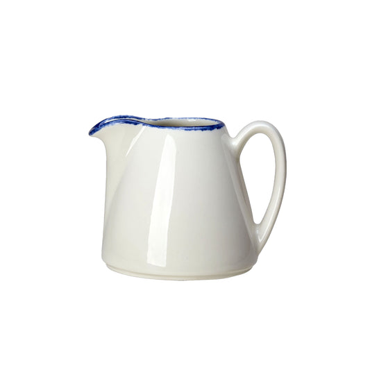 Weißer Krug mit blauem Rand.