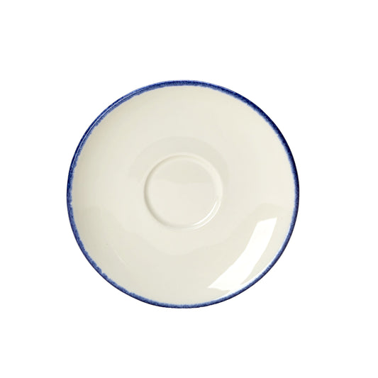 Weiße Untertasse mit blauem Rand.