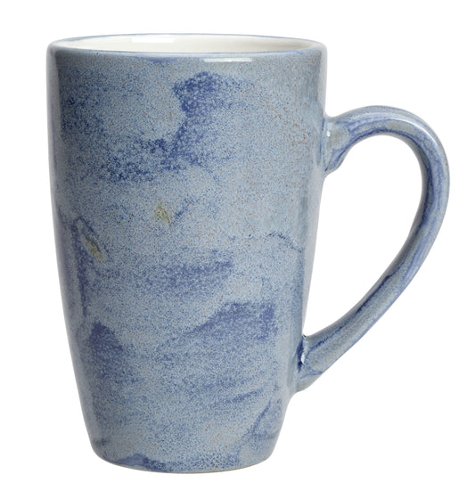 Blaue Keramiktasse mit Henkel.