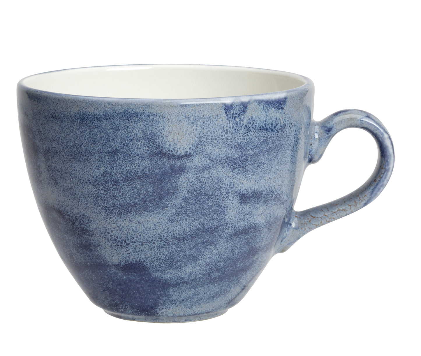 Blaue Keramiktasse mit Henkel.