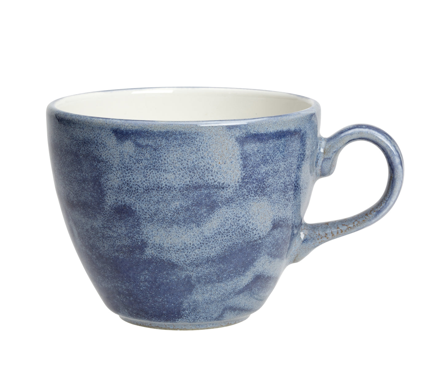 Blaue Keramiktasse mit Henkel.